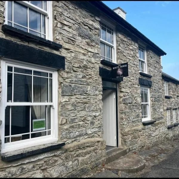 Tafarn Penllan - White Horse Inn, hotelli kohteessa Llanrwst