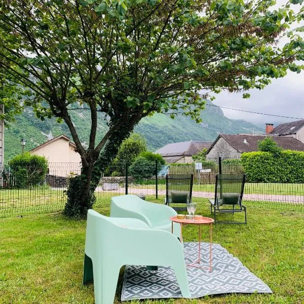 La Suite Unique - Le jardin sur les Pyrénées- vue panoramique montagne -jardin clôturé privé de 100m2-Parking-Linge de lit et serviettes compris-、ビエルのホテル