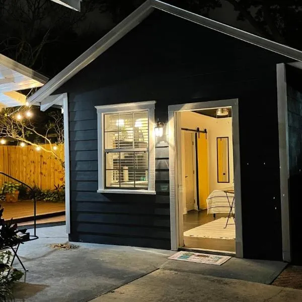 Lovely Spacious Guesthouse in Mills 50 District, hotel v Orlandu