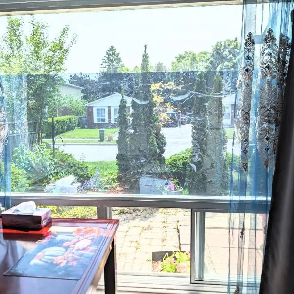 Renovated Cozy Bedroom with Private washroom, hotel v destinaci Toronto