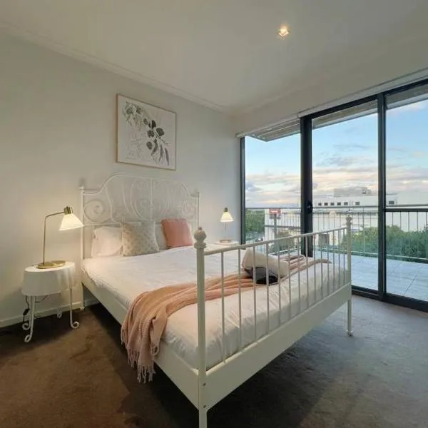 GW24-1 BATH 2 BR at The Glen with FREE Parking and Balcony, hotel v destinaci Glen Waverley