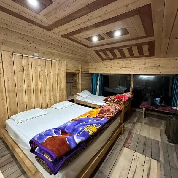 Parasharalya luxury home stay, hotel v destinaci Prashar lake