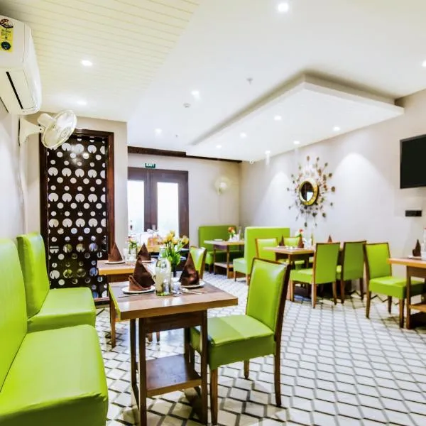 Hotel Bluestone - Nehru Place，Badarpur的飯店