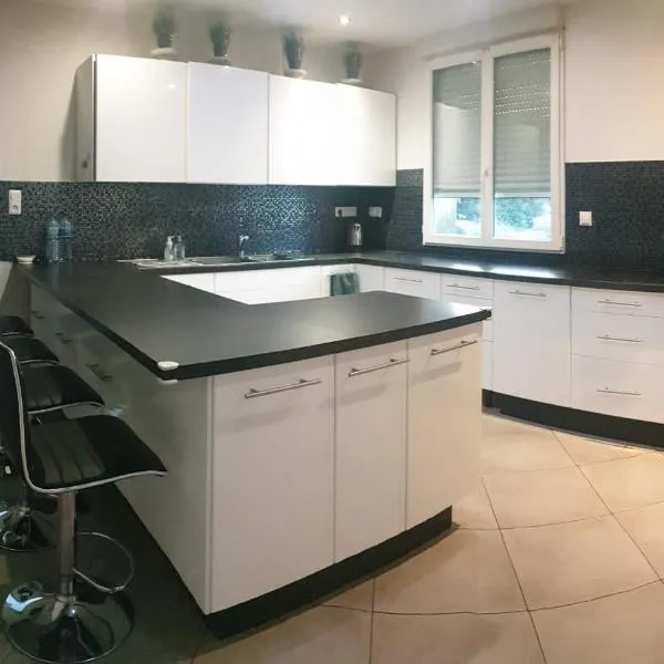 Super villa, Hotel in Le Crès