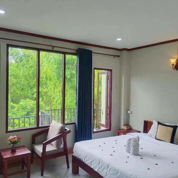 Vang Vieng Champa Hotel: Vang Vieng şehrinde bir otel