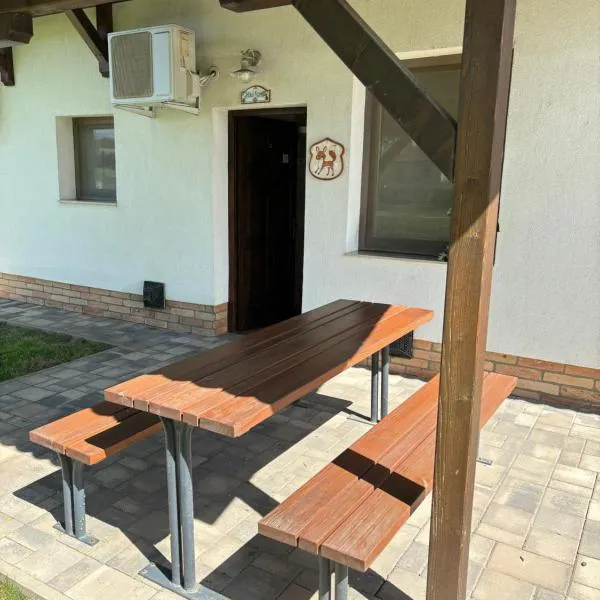 Turul Apartmanok Enying-Balatonbozsok, hotel in Balatonbozsok