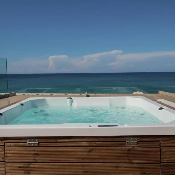 Kavo Seaside Luxury Apartment, hotel v destinaci Argasi