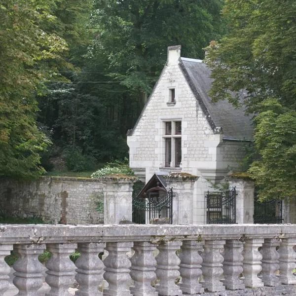 Aux grilles du Château de Saint-Aignan, à 2km de Beauval, les maisons de Sidonie et Léonard, hotel in Saint-Aignan