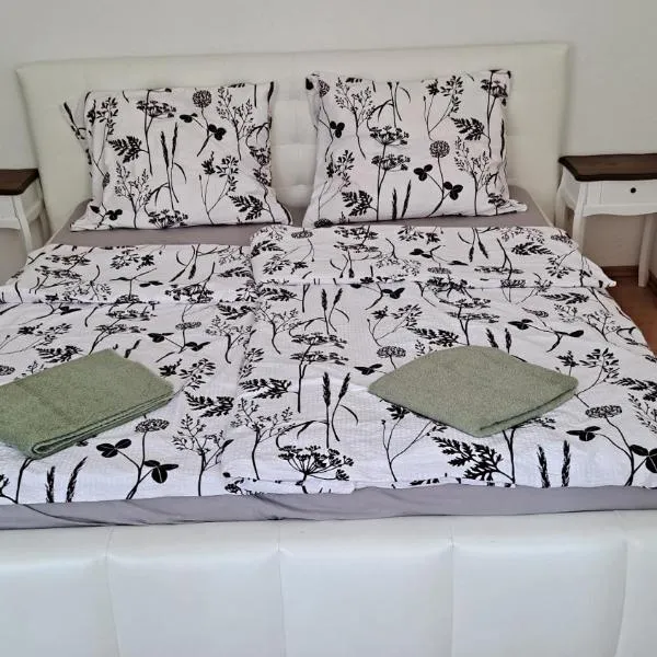 Haus Piroschka, hotel v destinaci Mörbisch am See