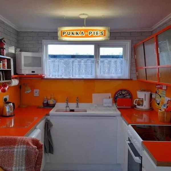 Retro Inspired Holiday Home in the Norfolk Broads, hotel in Stalham