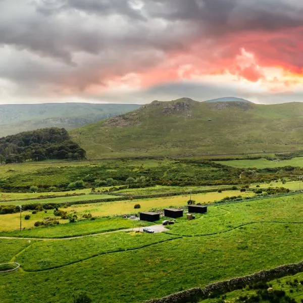OAKWOOD GLAMPING Mourne Mountains、Moyadのホテル