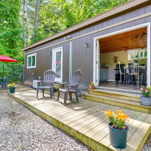 Cozy and Convenient Blairsville Cabin with Deck!, khách sạn ở Blairsville