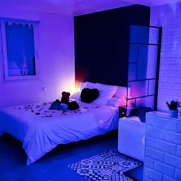 Amour Azur Appartement pour 2 avec jacuzzi et terrasse à 2 minutes de la mer – hotel w mieście Vallauris