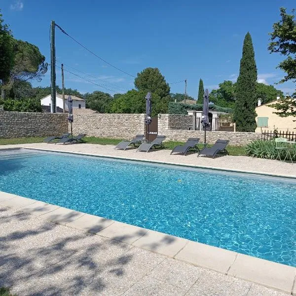 Gîte avec piscine privatisée、Chamaretのホテル