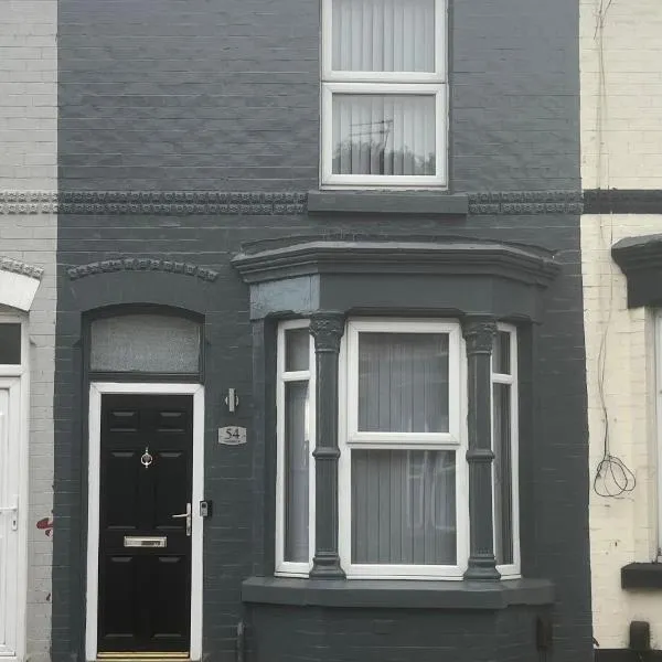 Stefanos 3 bedroom house sleeps 10, hotel v destinaci Liverpool