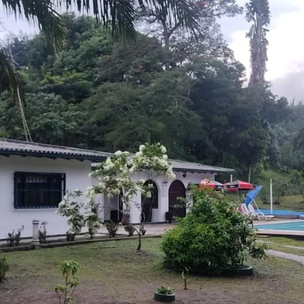 Centro Vacacional Campestre La Sabrina, hotel en Villeta