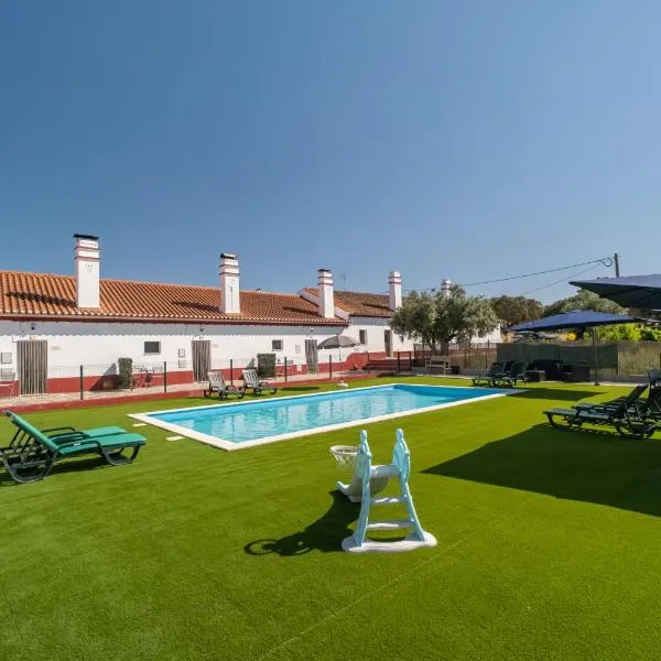 Casa da Ritinha - Praia Azenhas D El Rey, hotel in Montes Juntos