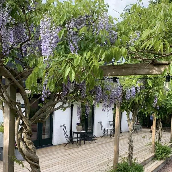 Wisteria Österlen, hotel v destinaci Simrishamn