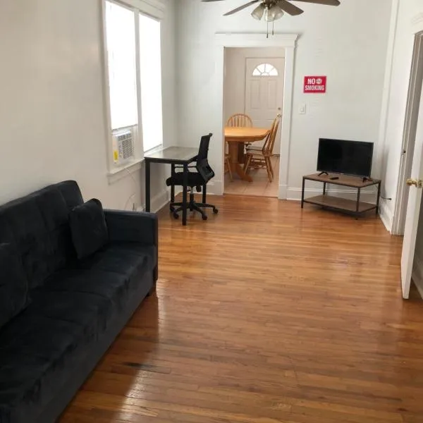 Private 2 bedroom and 1 bathroom house in a quiet area and convenient to NYC bus and train, hotel in Perth Amboy