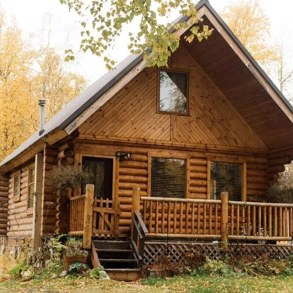 Beautiful Alaskan Log Cabin on Wooded Lot, hotel in Wasilla