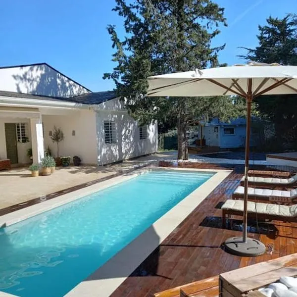 Chalet familiar con piscina, hotel in Valdemorillo