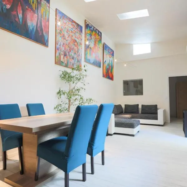 Paris East Side Lodge, hotel v destinaci Pantin