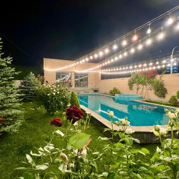 Luxury villa with Pool and Jacuzzi, hotel v Jerevanu