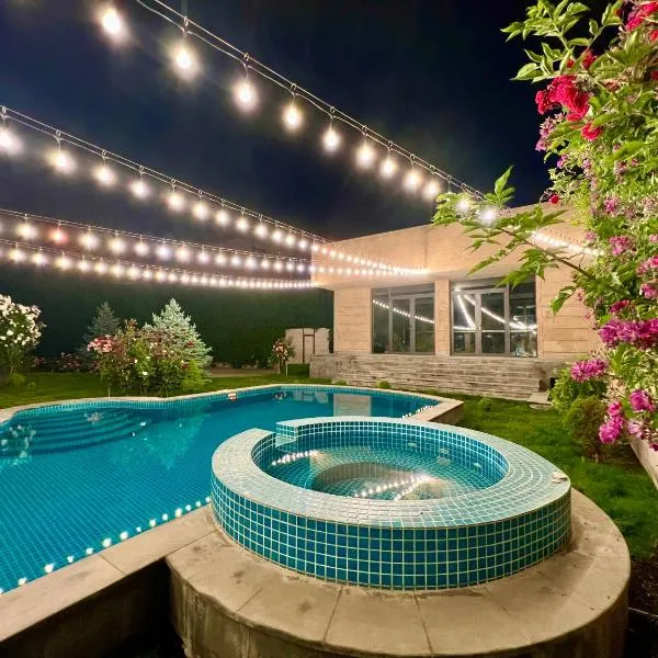 Ultra-Luxury Villa with Private Pool and Jacuzzi, hotel v destinácii Yerevan
