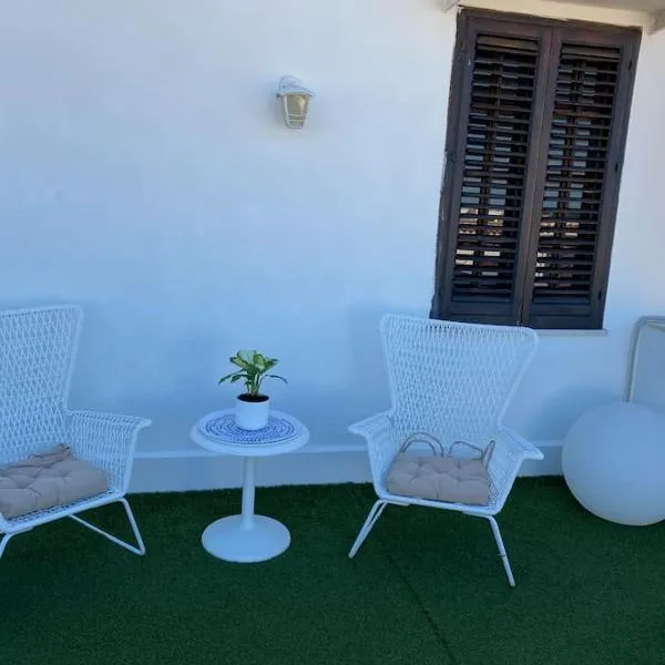 Attico con vista mozzafiato a due passi dal mare, hotel v destinácii Terrasini