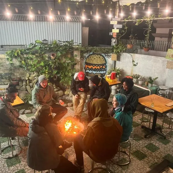 Ha Long Fancy Hostel with Vegetarian and Vegan Restaurant, hotel v destinaci Ha Long