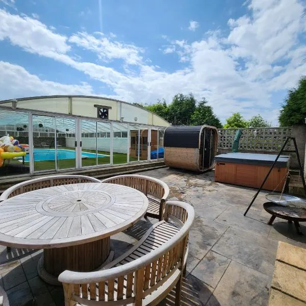 RentMySpaHome with Swimming Pool Hottub and Sauna, Hotel in Sheffield