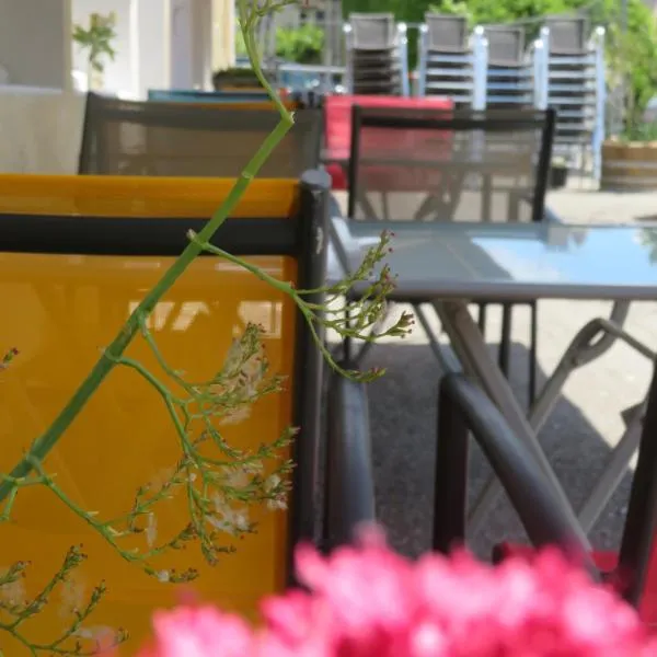 Auberge de la petite casserole, hotel v destinácii Revest-des-Brousses