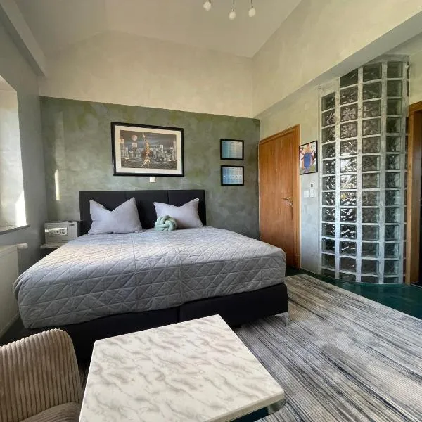 Tona - Miran apartman - Parking - Samostalna prijava, hotel in Karlovac