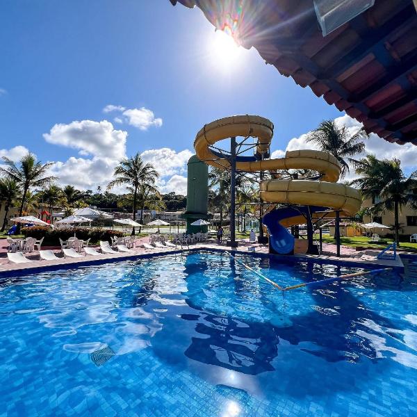 Suiíte com ar condicionado, frigobar e mesa para trabalho. Localizada no Hotel Porto Belo Park, com parque aquático (sem custo para a utilização), quadras, academia, espaço kids, a aproximadamente 200 m praia de Taperapuã e do complexo Axé Mói. - Foto 4
