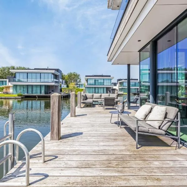 Lake House with dock at Lake Veere, Zeeland, hotel en Arnemuiden