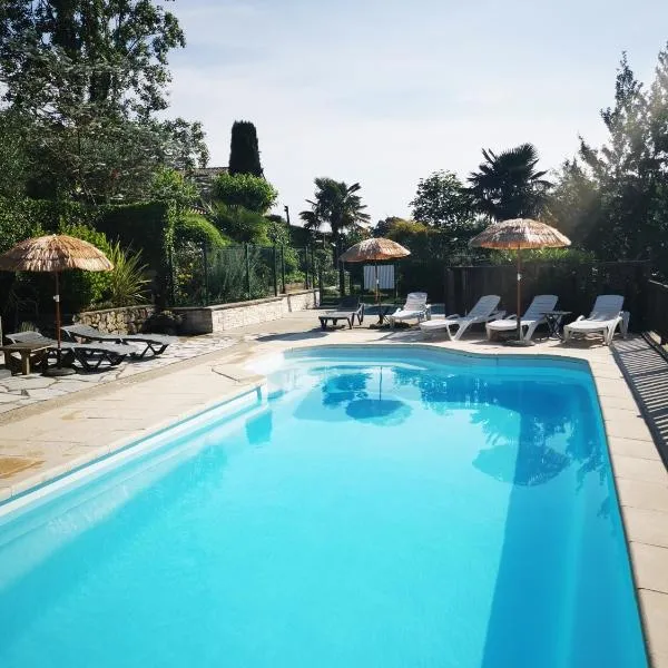 Domaine L'Amourie Sud Ardèche, hotel v destinaci Saint-Étienne-de-Fontbellon