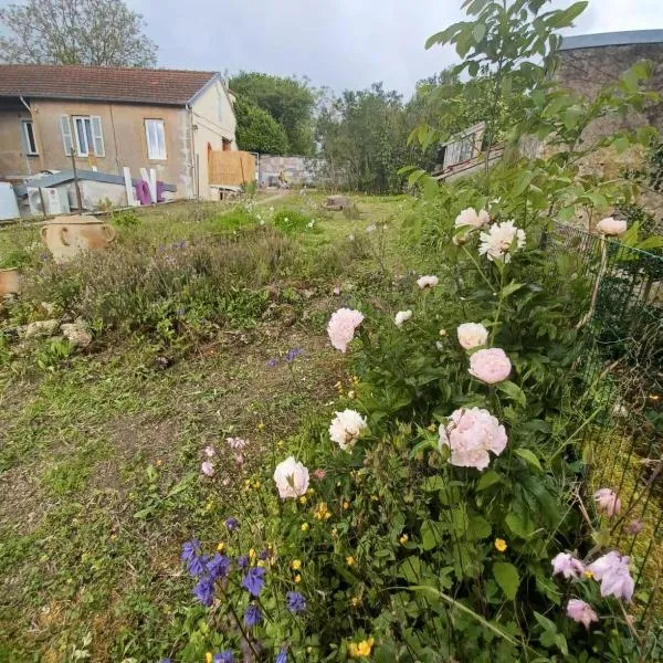 Logis des Pivoines, hotel v destinaci Trézelles