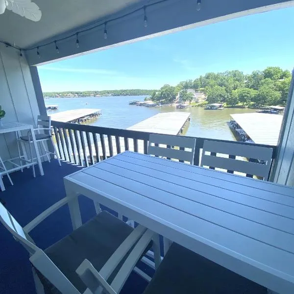 B Lakefront! Remodeled, Boat Slip, Patio Views, Pool, Boat Ramp, WIFI, hotel in Osage Beach
