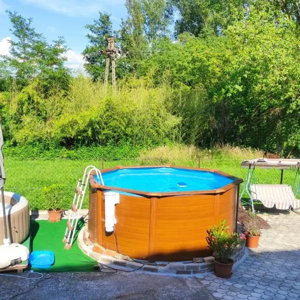 Gyöngyike Apartmanház Vonyarcvashegy, hotel v destinaci Vonyarcvashegy