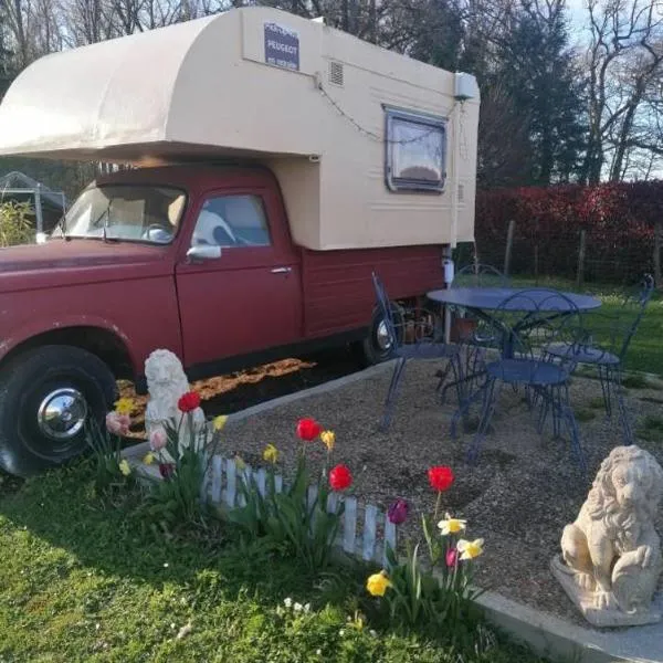 Le Pick up 403 vintage, hotell i Oradour-sur-Glane