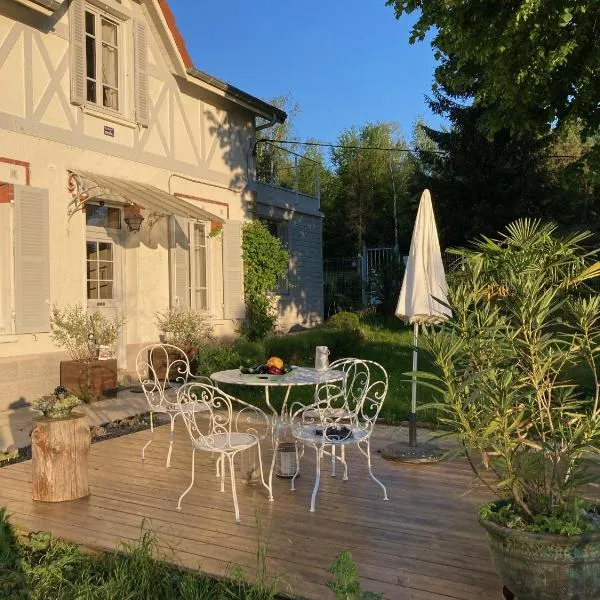 "Aux Chants des Oiseaux" Domaine de la Renardière, hotel v destinaci Les Grandes-Loges