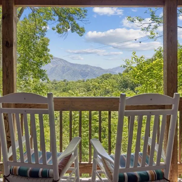 Southern Oak at Chalet Village - 5 Minutes from Gatlinburg and National Park, hotel em Gatlinburg