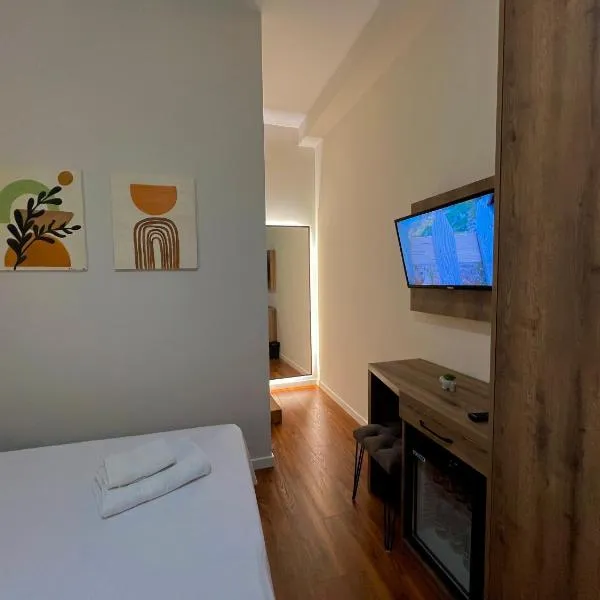 Elona's Rooms, hotel v mestu Krujë