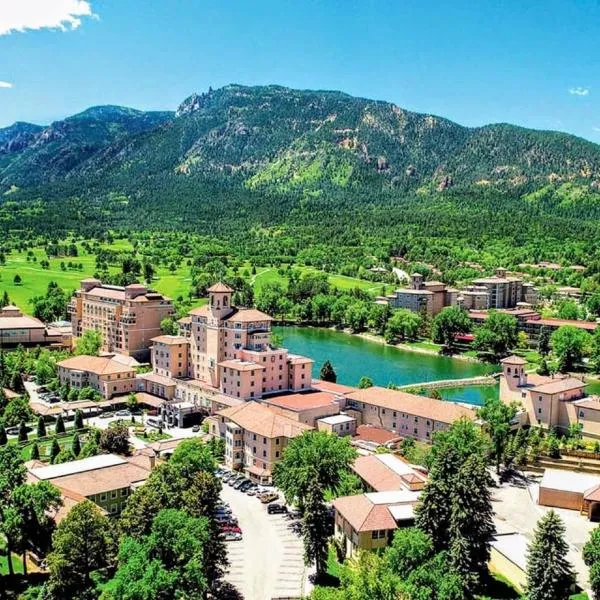 Olympic Studio - Workcation Hot Tub 4K Roku, hotel in Colorado Springs
