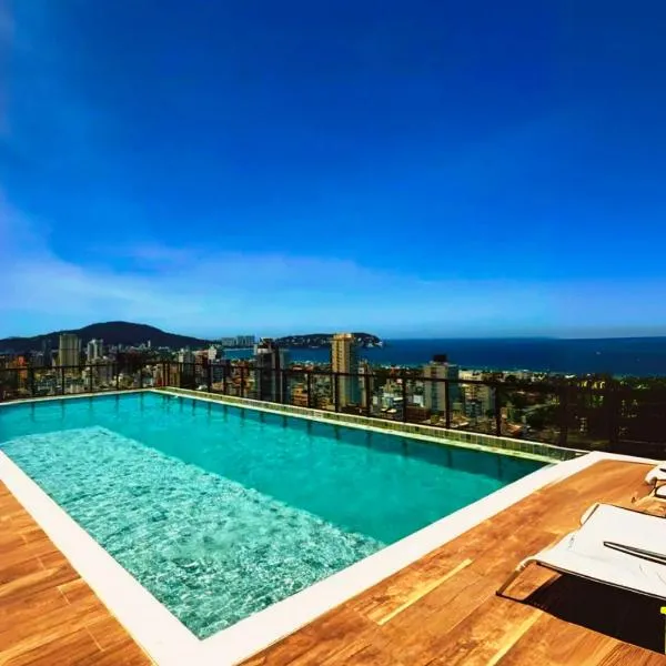 Apto Incrível - Piscina Vista Mar no Rooftop - 600m Praia Enseada, hotel in Guarujá