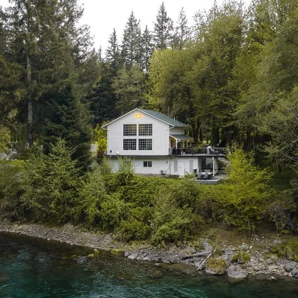 Riverside Retreat on Skagit River, hotel v destinaci Concrete