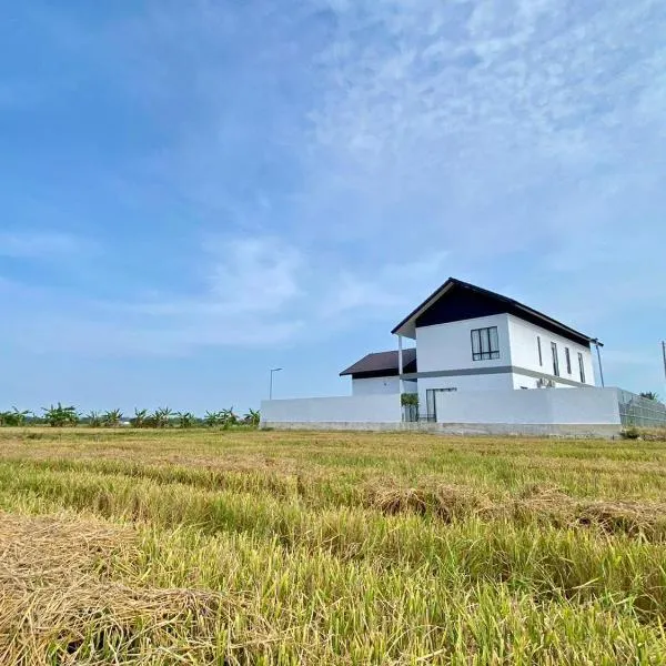 Rumah Burong - A home in a lush paddy field, hotell sihtkohas Kota Bharu