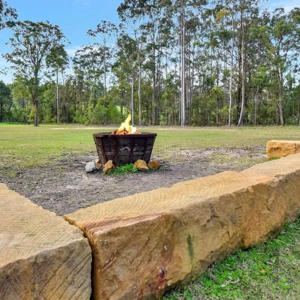 Kitchener Country Estate with Pool Hot Tub on private acres that sleeps up to 18, hotel in Kitchener