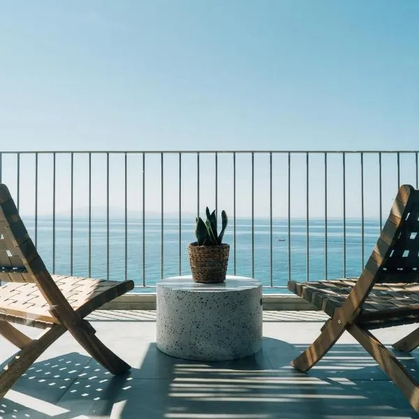 Above Blue two Bedroom Villa, hotel v destinaci Plomarion