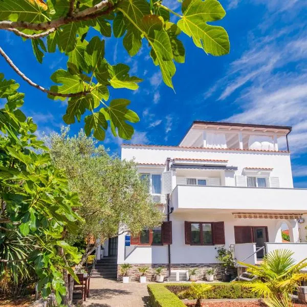 Brand new apartments Viktorija just 250m from the beach!, hotel di Krk